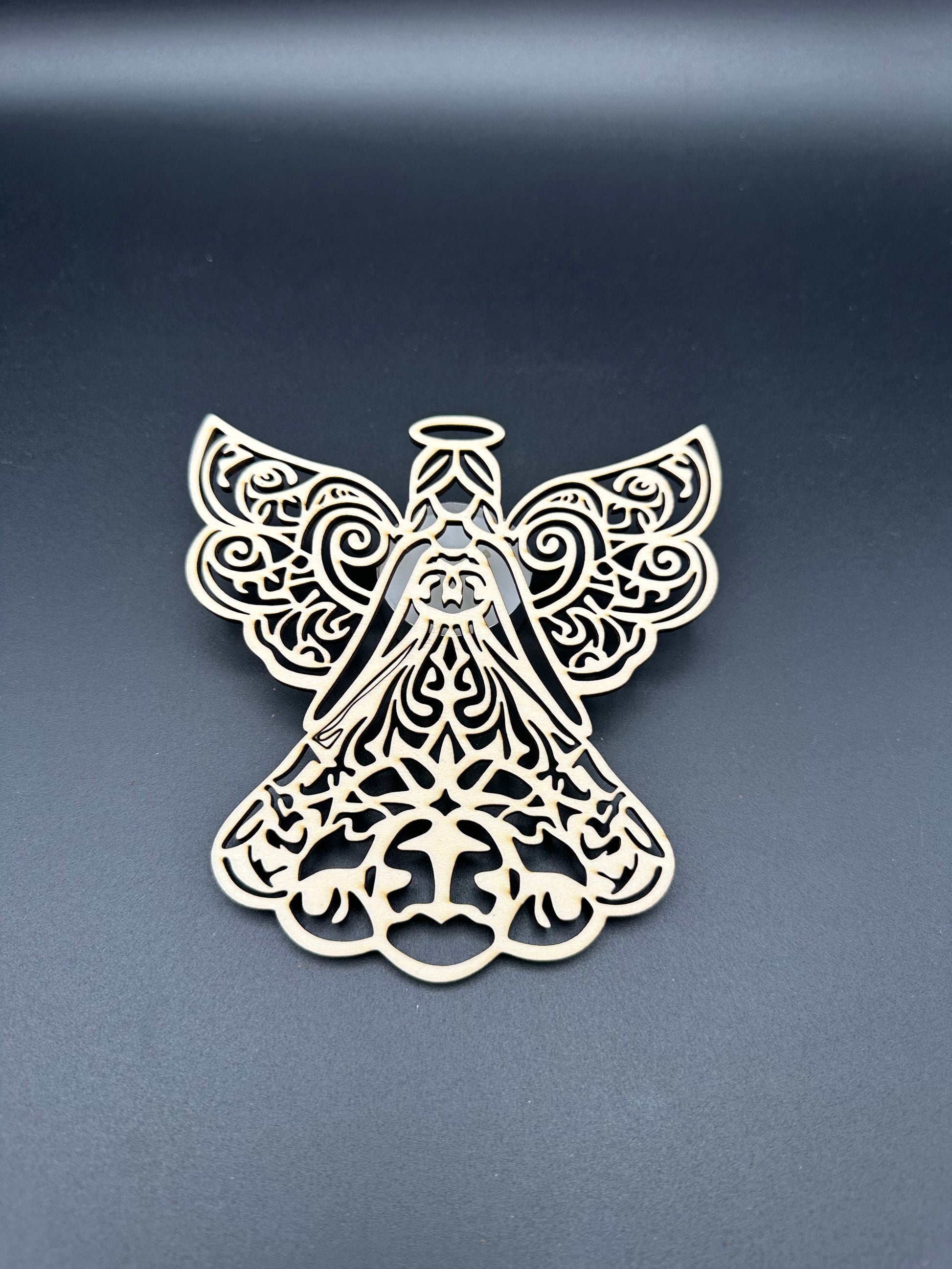 Weihnachts-Engel aus Holz, dekorativ und zum Aufhängen, mit filigranem Design, Höhe ca. 130mm, für festliche Dekoration.