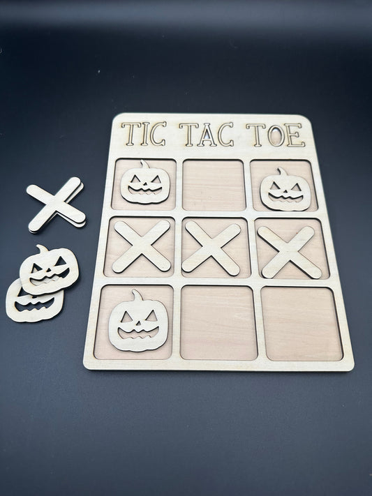 "Halloween Tic Tac Toe Spiel aus Holz mit Kürbis-Design - Handgefertigt für gruselige Spieleabende"