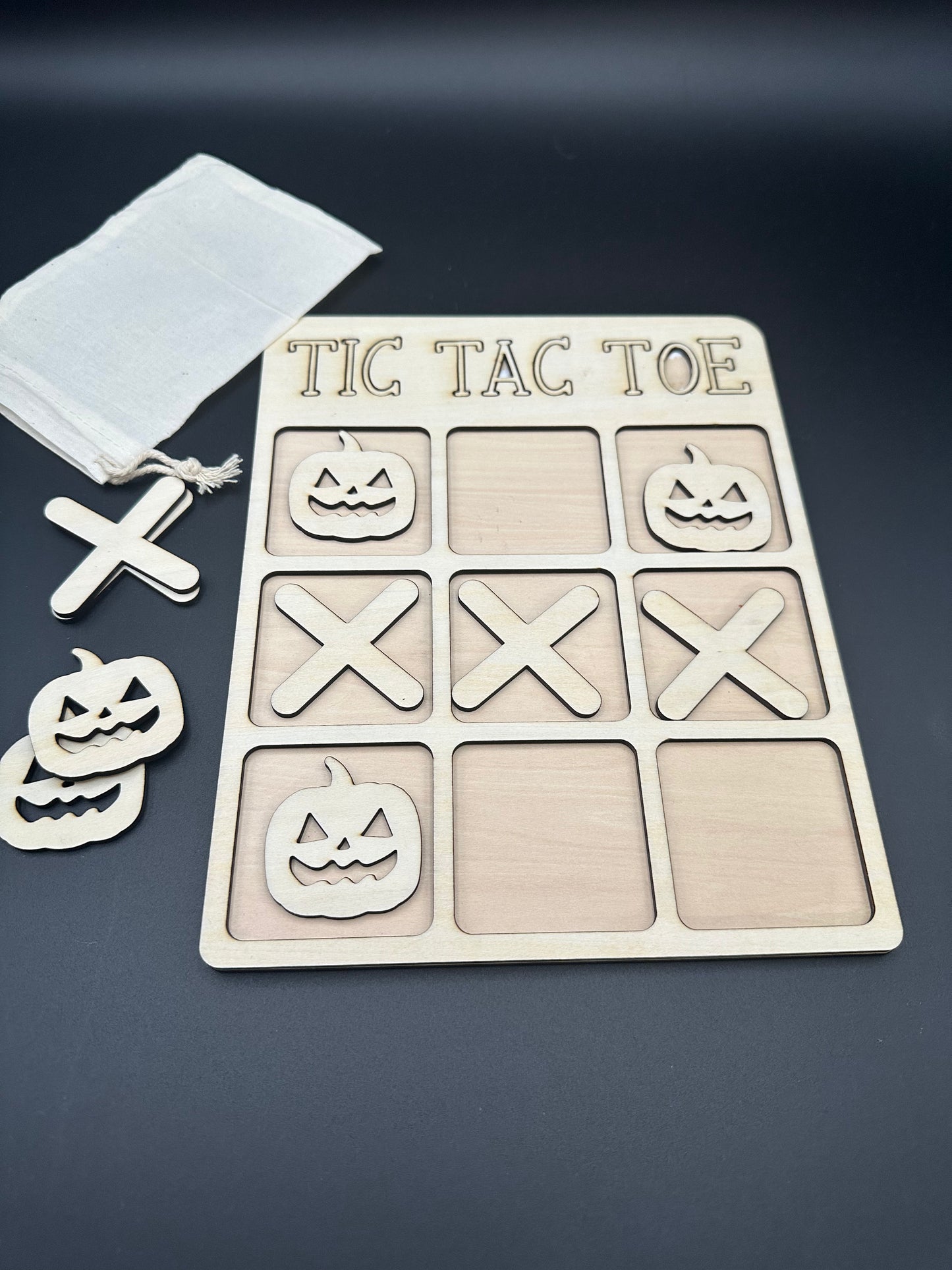 "Tic Tac Toe Halloween Edition Spielbrett 250x270mm - Perfekt für Halloween-Partys und Herbstdeko"