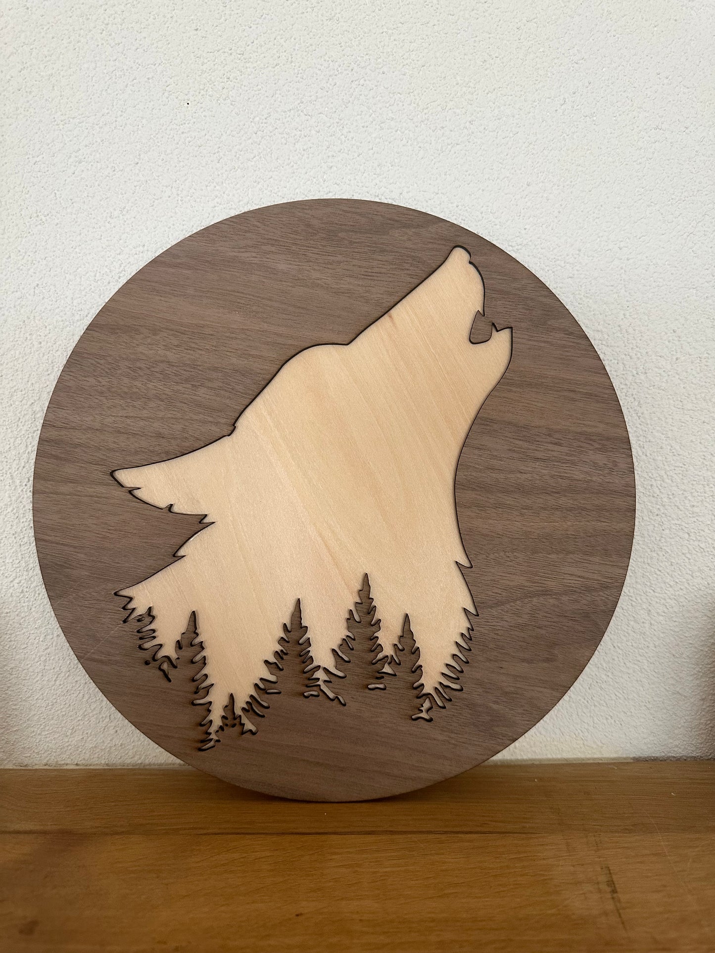 Rundes Wandbild zweiteilig mit Wolf Design in Pappel und Nussbaumholz 280mm Groß