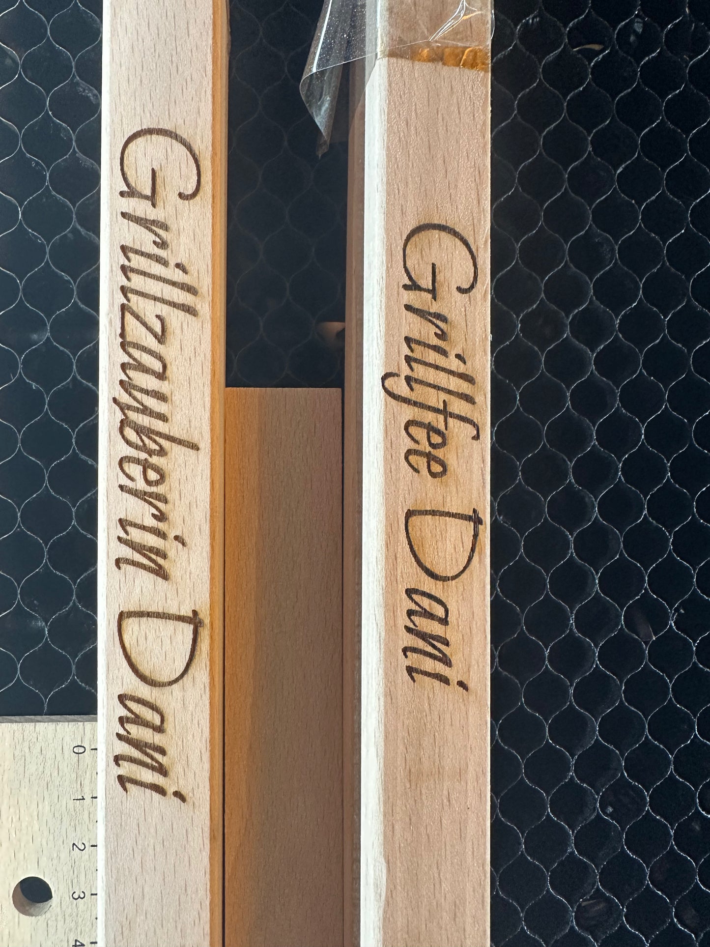 Hochwertige XXL Grillzange / Würstchenzange aus Buchen Holz - 60 cm Grillmeister