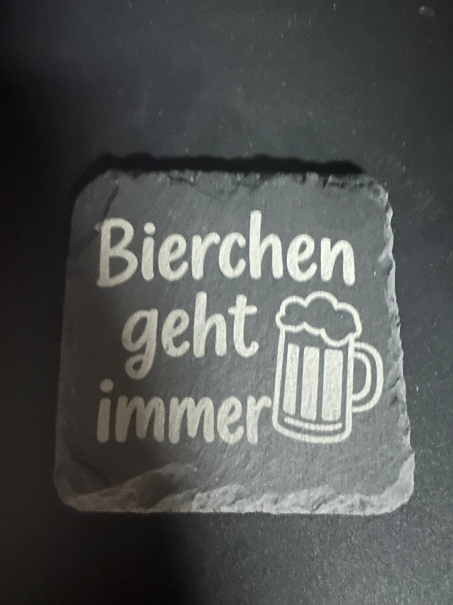 Schiefer Untersetzer 100x100mm mit Bier sprüchen.