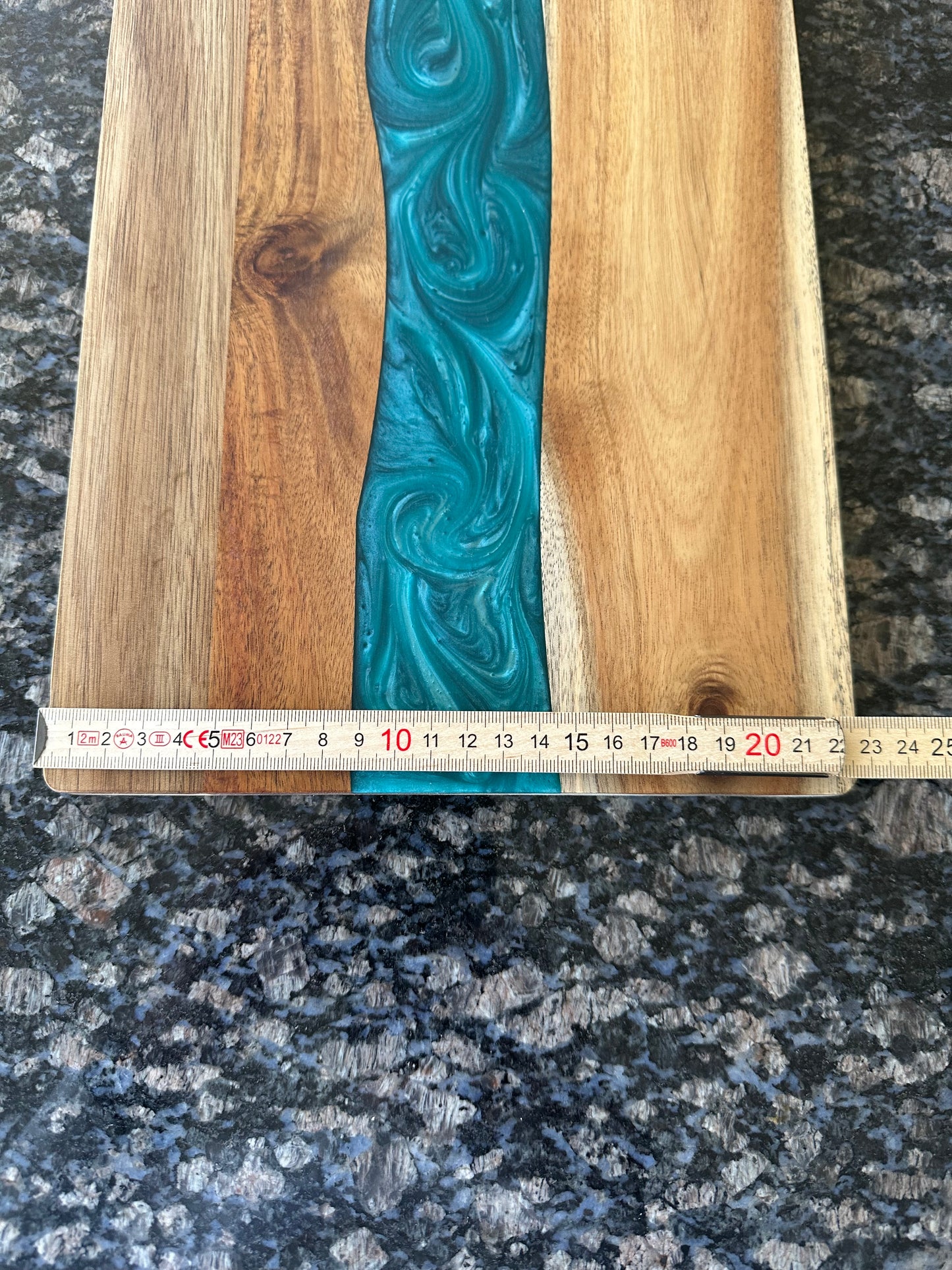 Teak Holz Servierbrett mit River Epoxidharz grün/blau oder pink 460x230mm