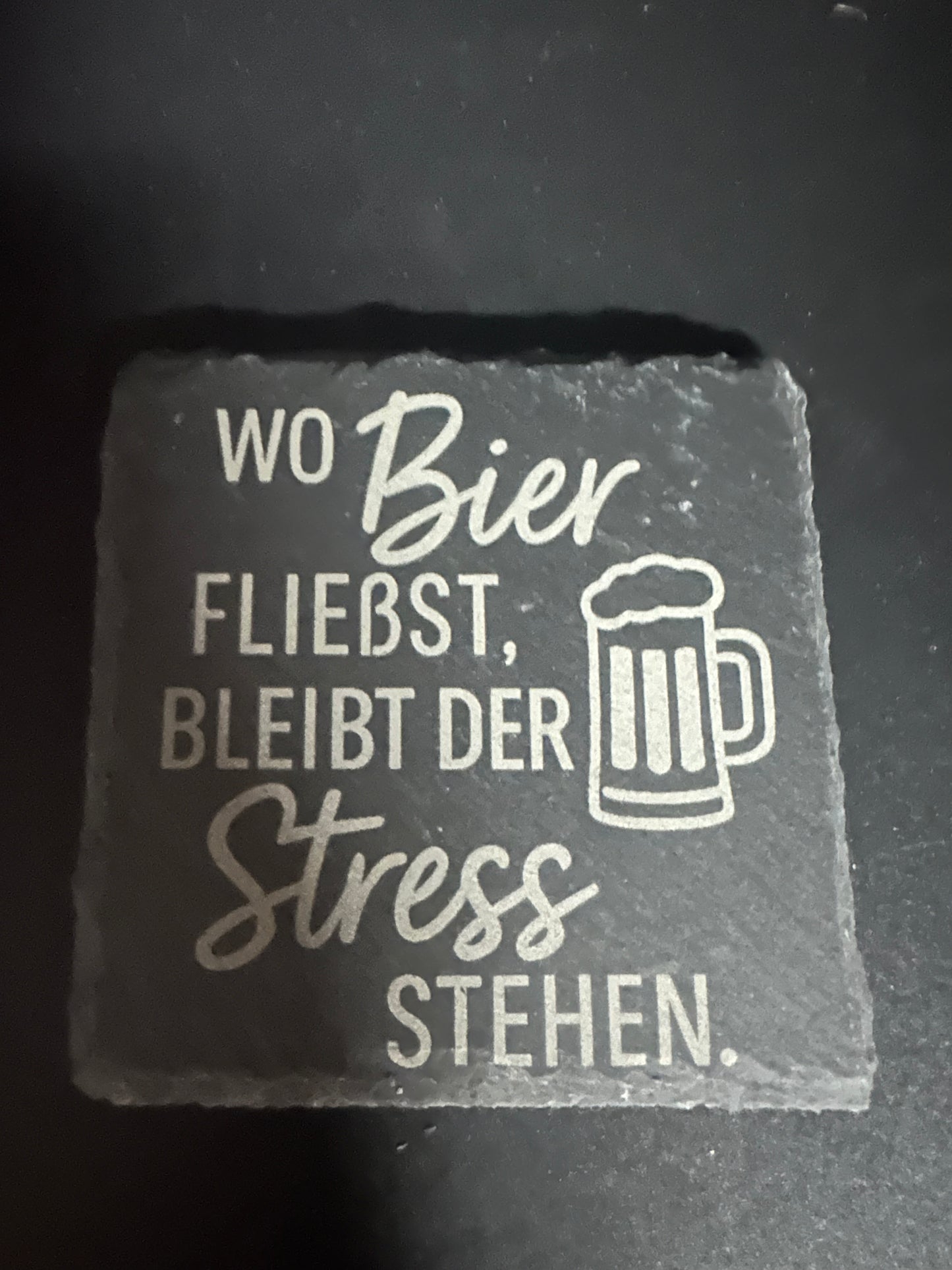 Schiefer Untersetzer 100x100mm mit Bier sprüchen.
