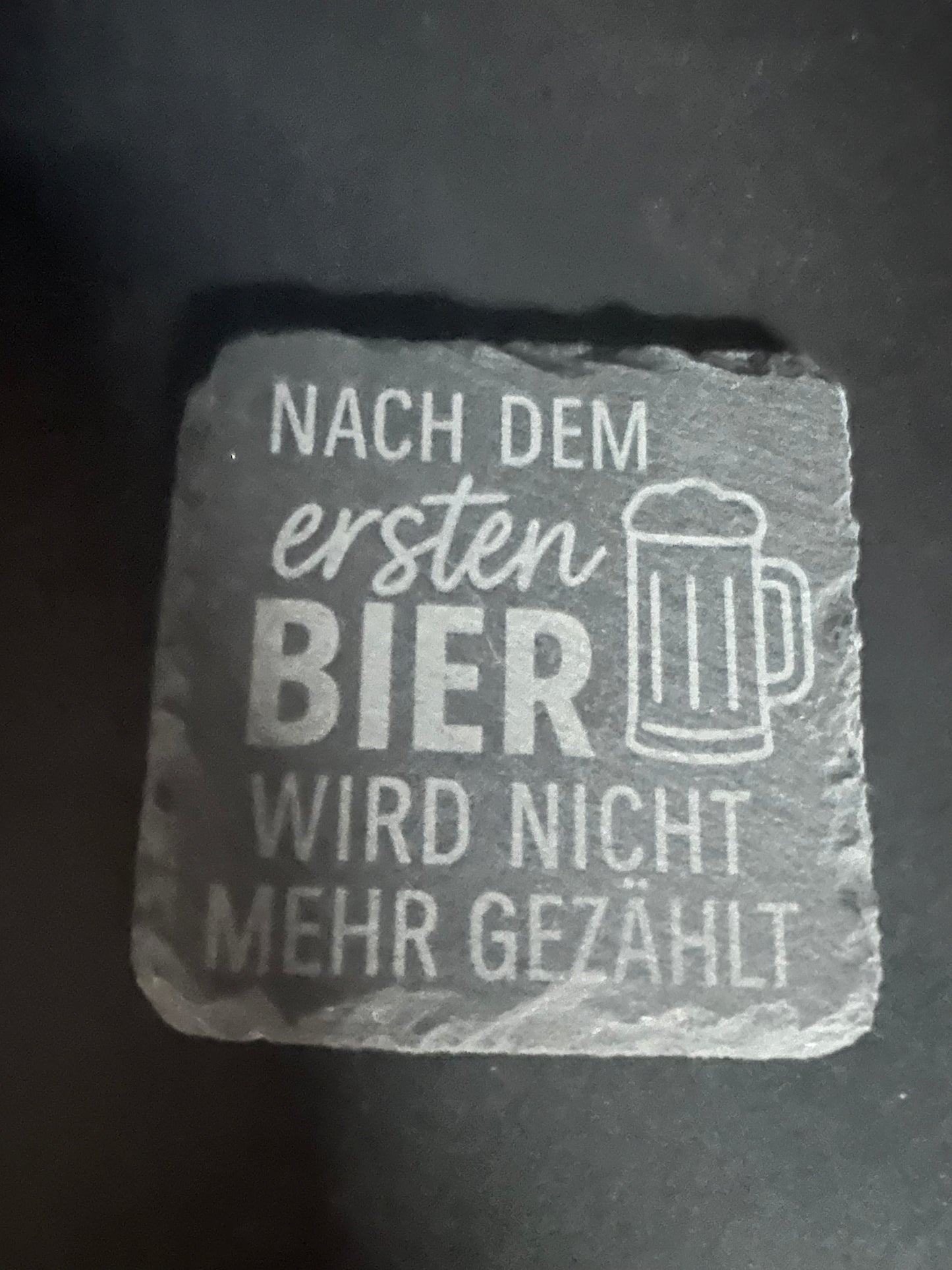 Schiefer Untersetzer 100x100mm mit Bier sprüchen.