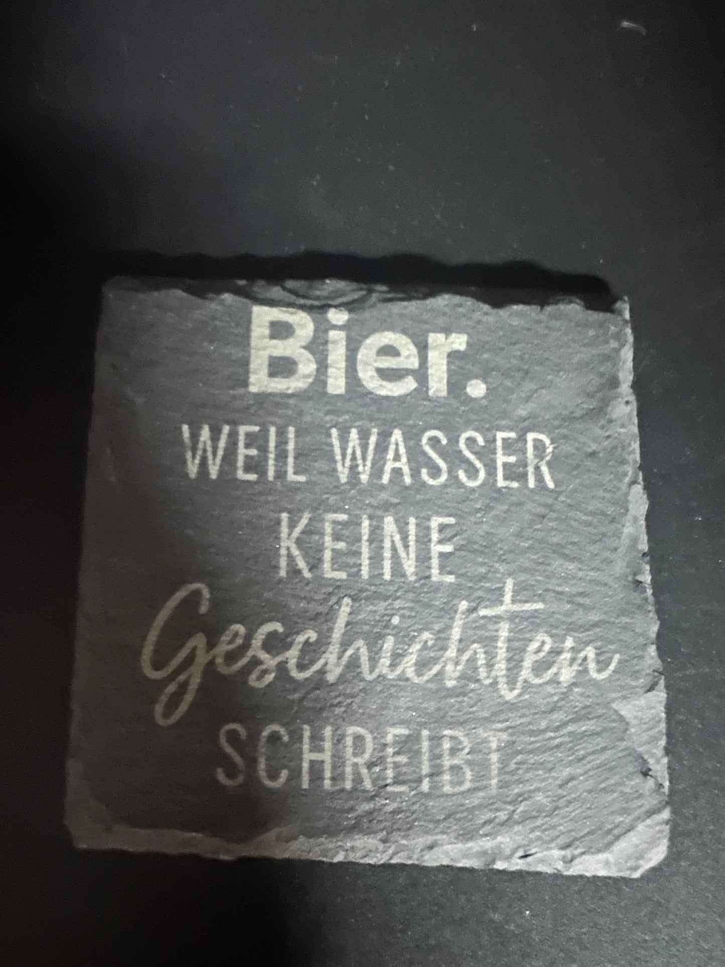 Schiefer Untersetzer 100x100mm mit Bier sprüchen.
