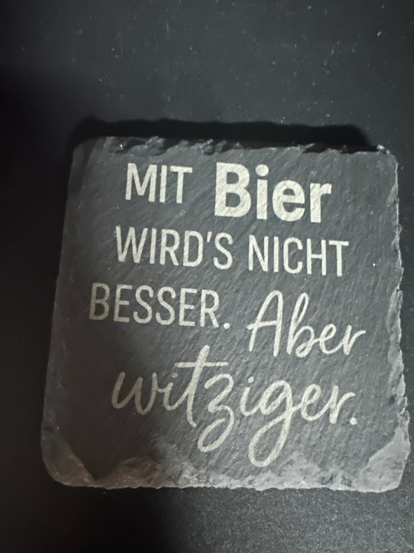 Schiefer Untersetzer 100x100mm mit Bier sprüchen.