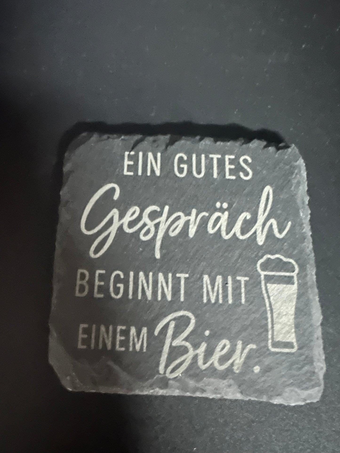 Schiefer Untersetzer 100x100mm mit Bier sprüchen.
