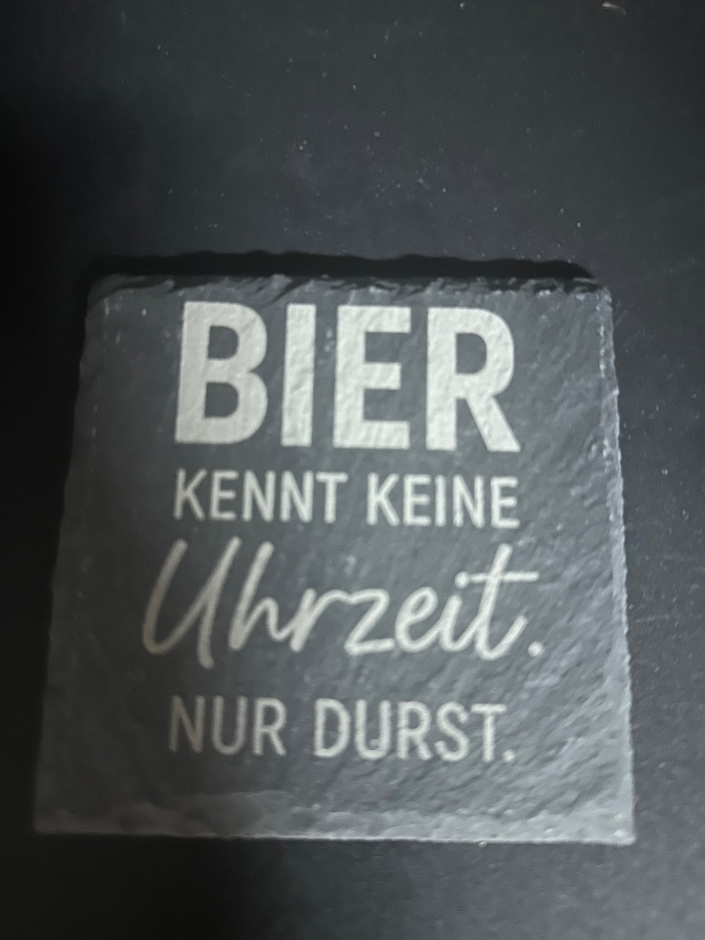 Schiefer Untersetzer 100x100mm mit Bier sprüchen.