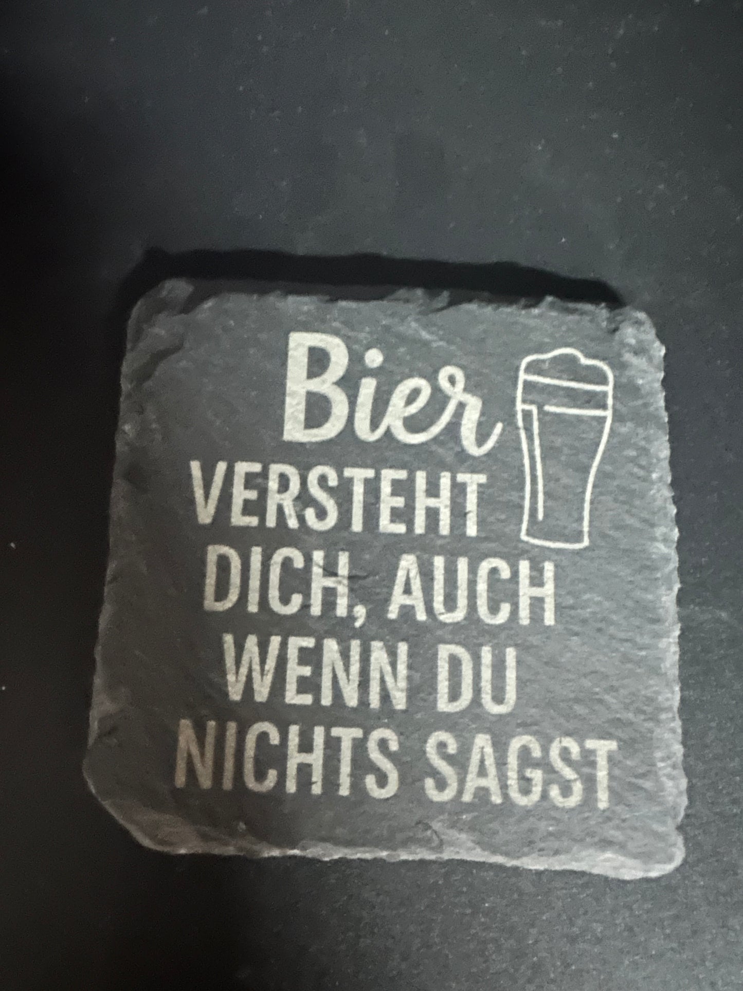 Schiefer Untersetzer 100x100mm mit Bier sprüchen.