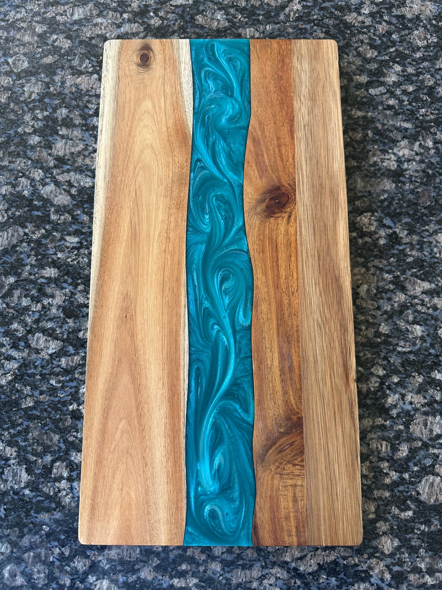 Teak Holz Servierbrett mit River Epoxidharz grün/blau oder pink 460x230mm