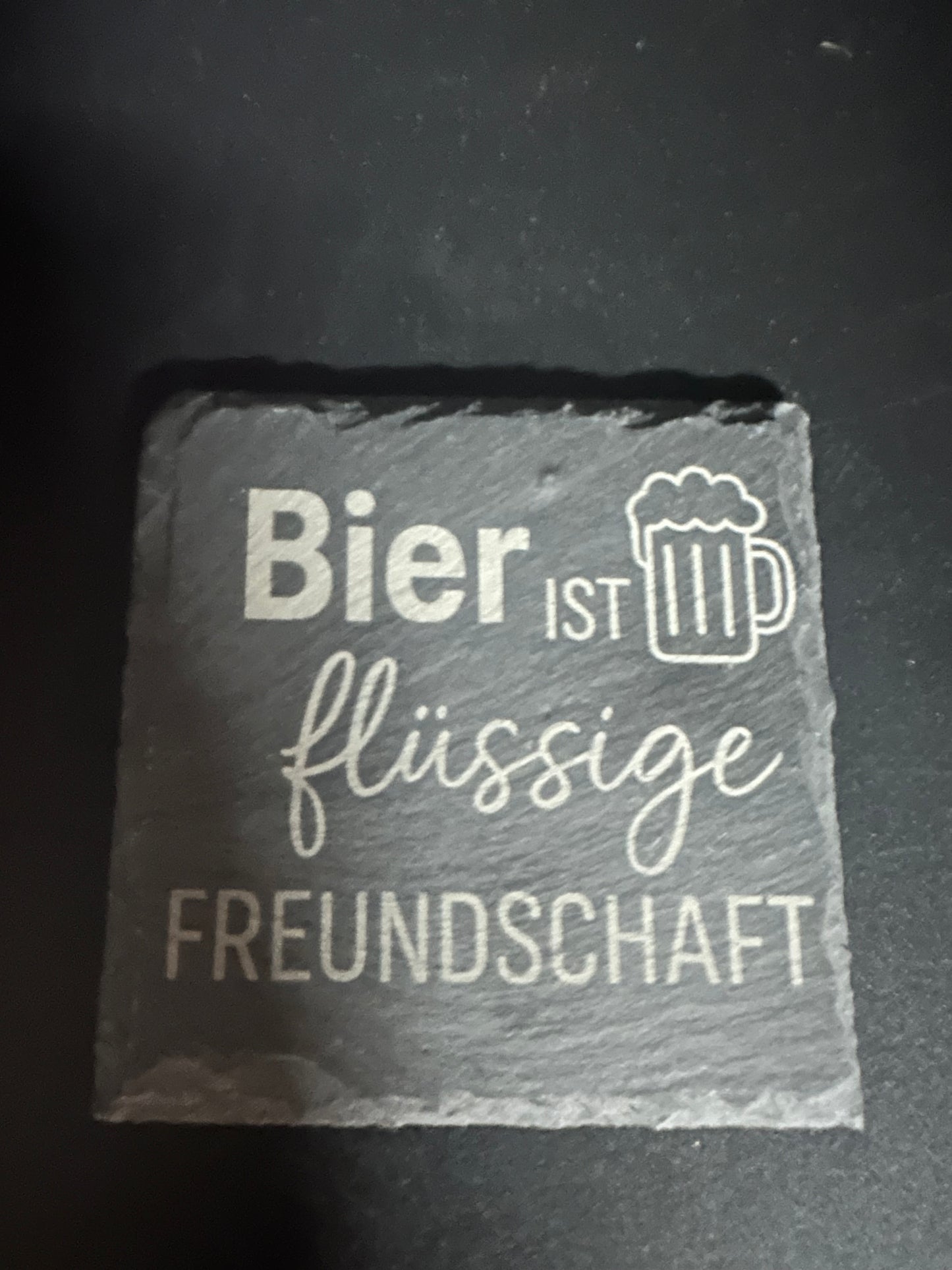 Schiefer Untersetzer 100x100mm mit Bier sprüchen.