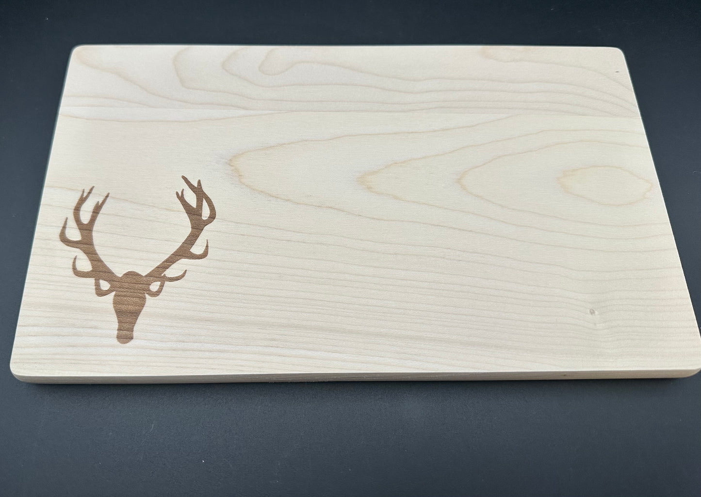 Schneidebrett FSC® Ahornholz 26 x 15 x 1,5 cm mit Geweih-Motiv Hirsch