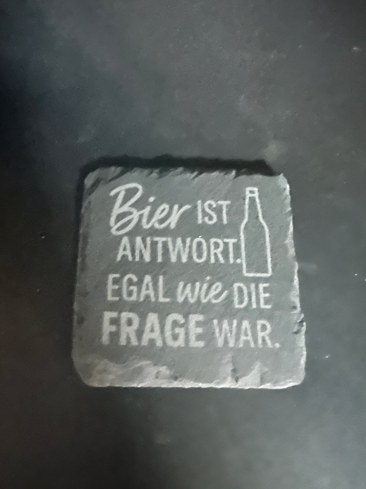 Schiefer Untersetzer 100x100mm mit Bier sprüchen.
