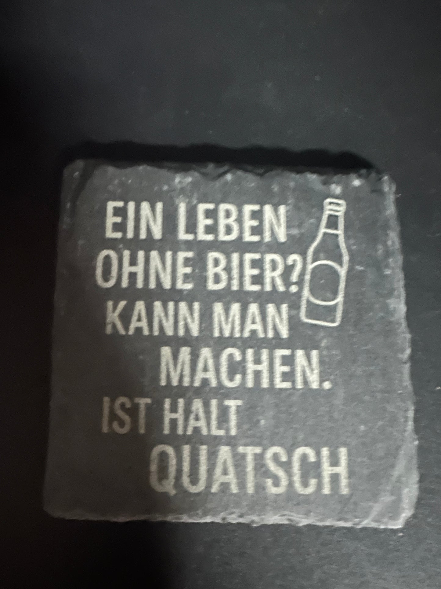 Schiefer Untersetzer 100x100mm mit Bier sprüchen.