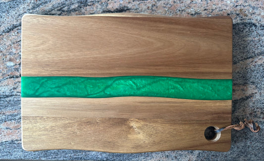 Multifunktionales Servierbrett Akazienholz incl. grünem Epoxidharz 300x200mm Loch und Lederband