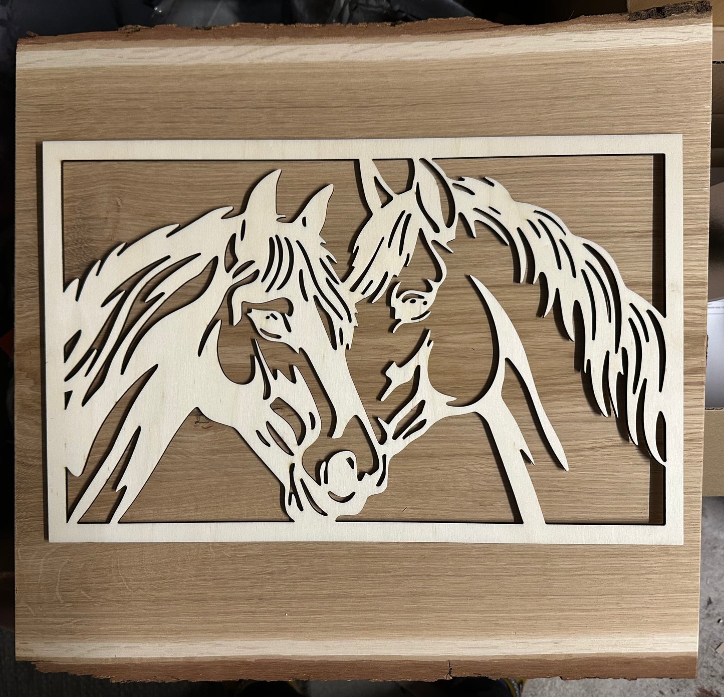 Dekorative Pferde Silhouette auf Eiche Holz massiv incl. Waldkante  als Wandbild UNIKAT 450x400mm