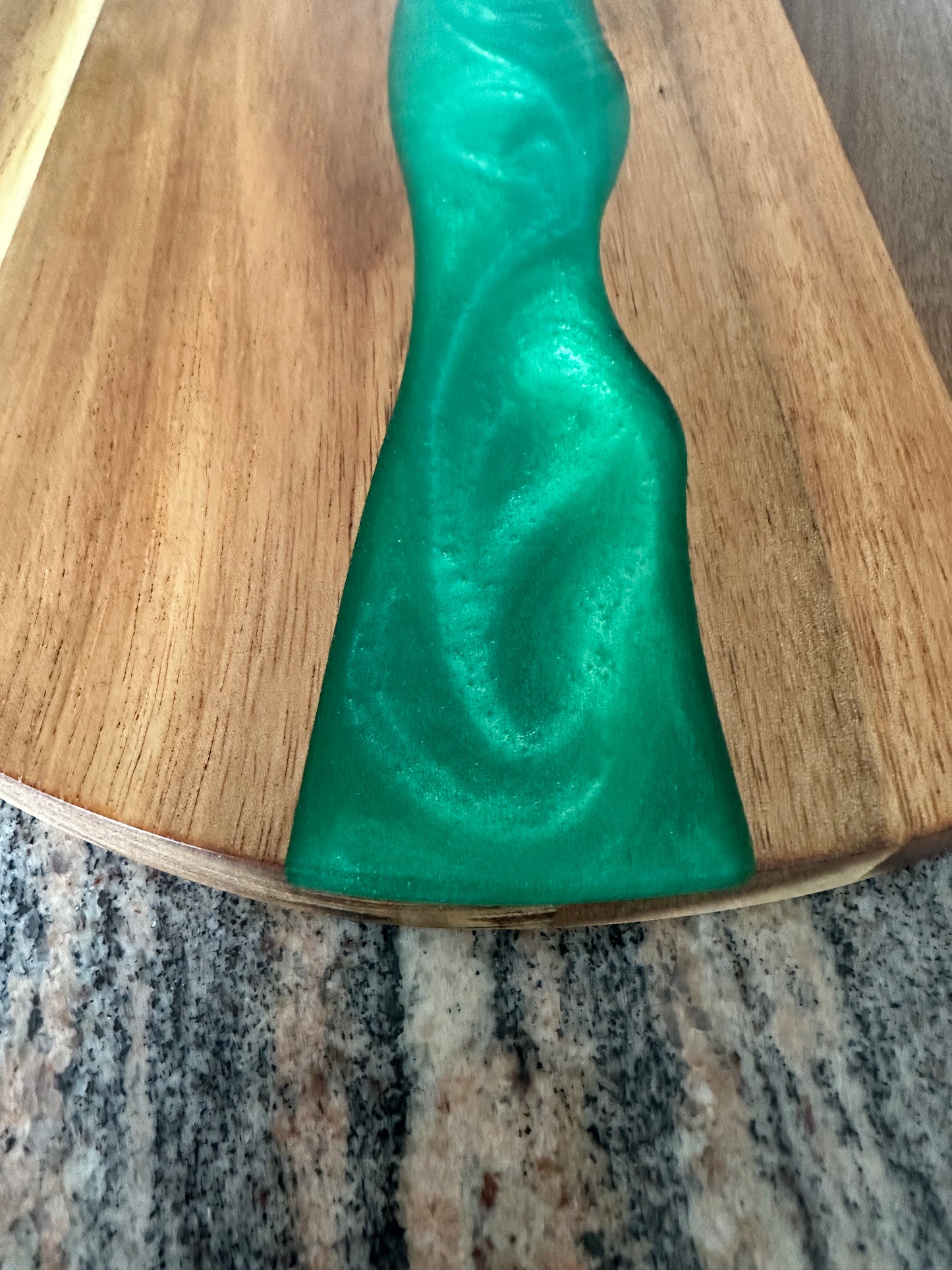 Akazienholz Servierbrett rund 250mm incl. grünem Epoxidharz