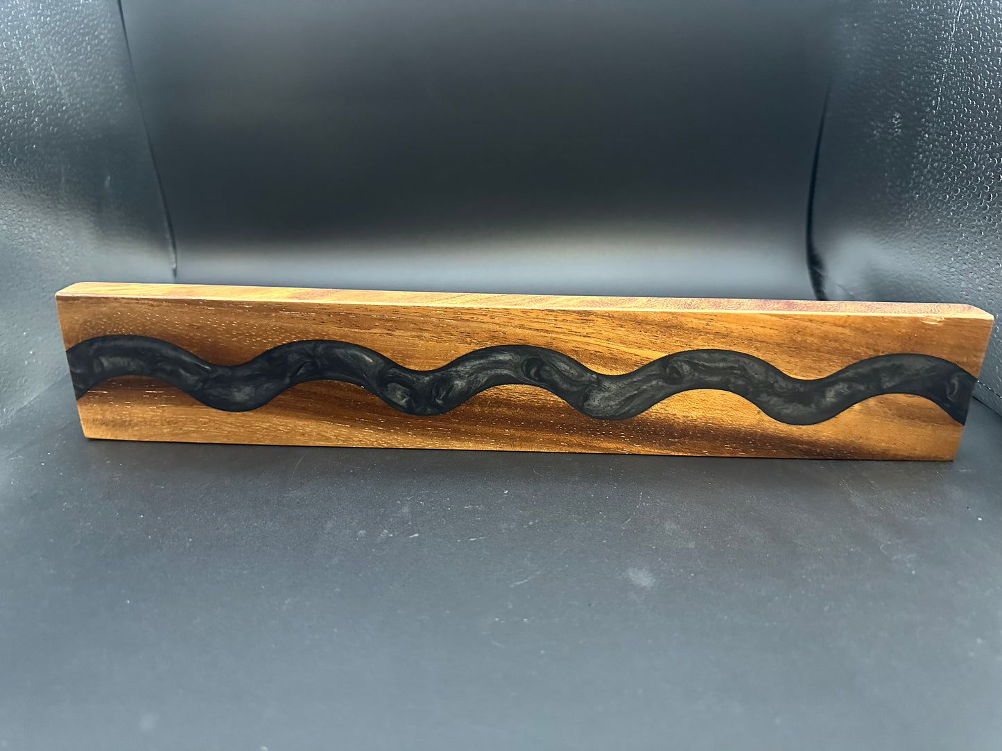 Magnetischer Messerhalter Akazeinholz mit farbigem Epoxidharz wandhängend 400x70mm
