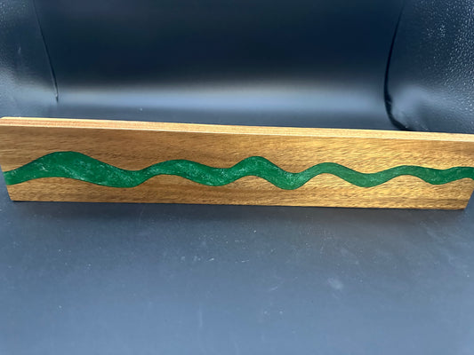 Magnetischer Messerhalter Akazeinholz mit grünem Epoxidharz wandhängend 400x70mm