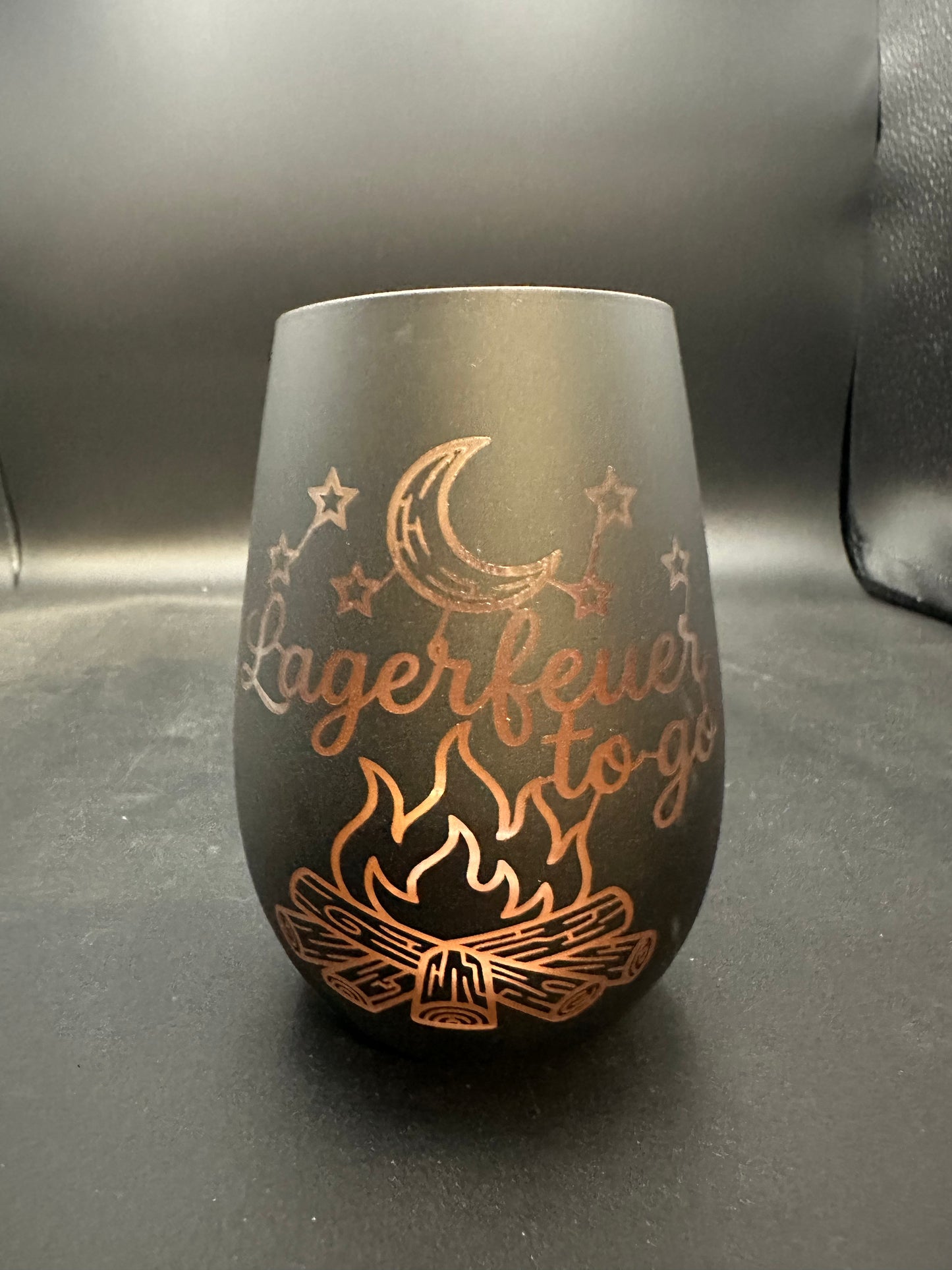 Stölzle Glas schwarz als Windlicht mit dem Spruch "Lagerfeuer to go"