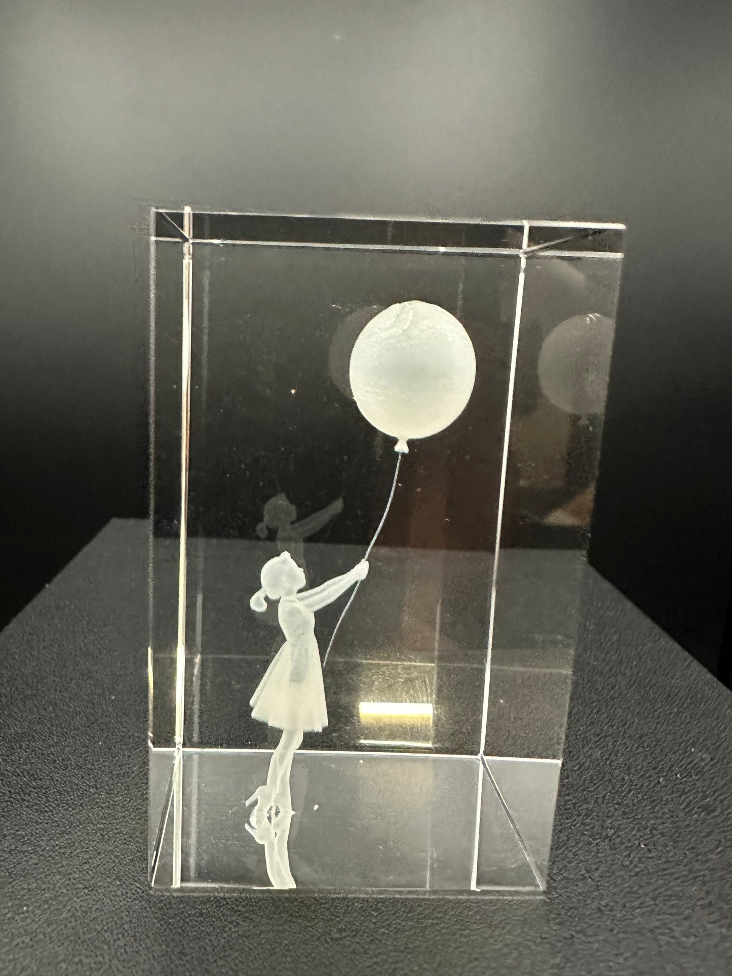 Mädchen mit Ballon im Kristallglas-Block – | 80 x 50 x 50 mm