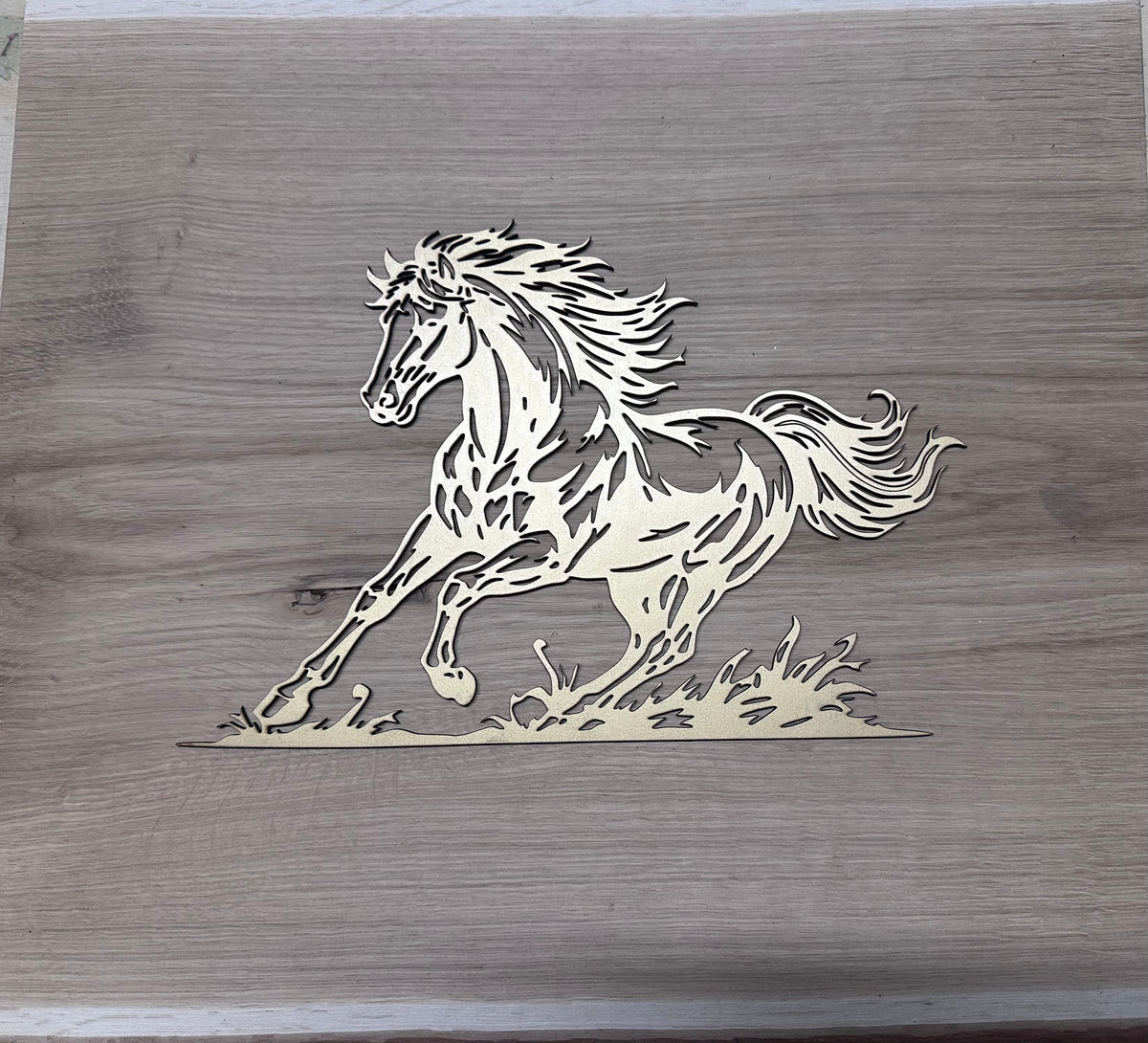 Lasergraviertes Pferdemotiv aus Holz als Wanddekoration