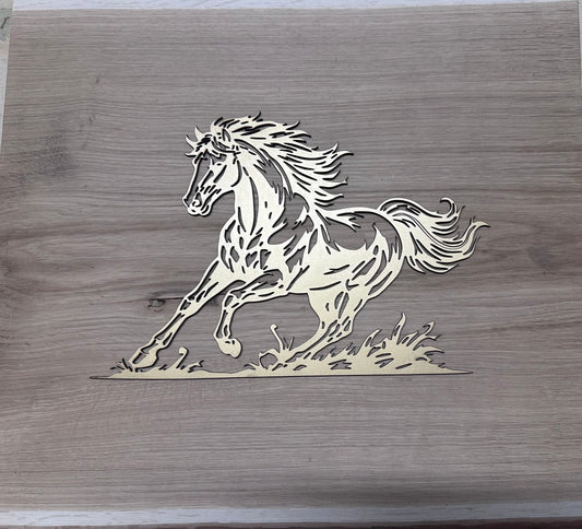 Lasergraviertes Pferdemotiv aus Holz als Wanddekoration