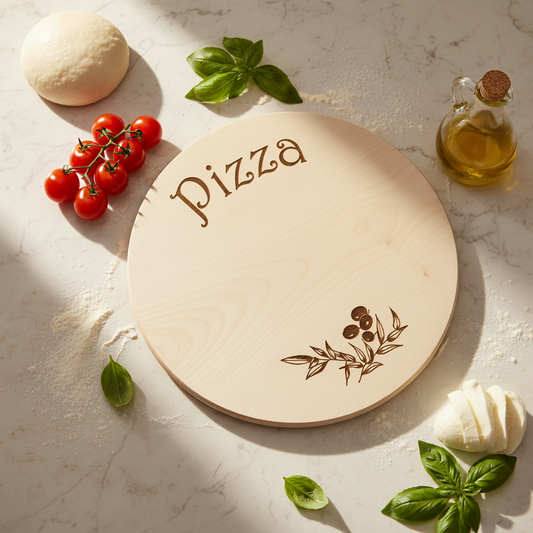 Dekoriertes Pizza Schneidebrett mit Zutaten
