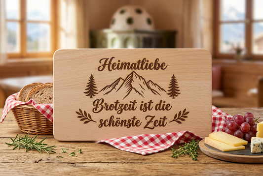 Heimatliebe-Brettchen in alpiner Brotzeit-Szene