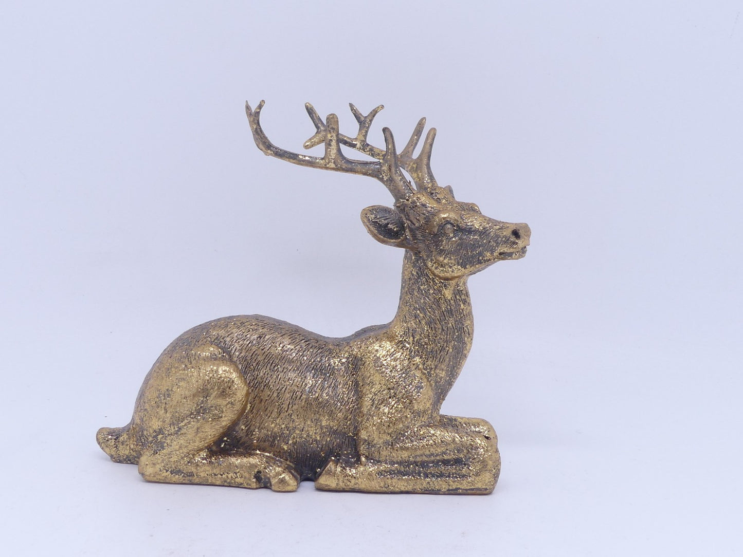 Liegender Hirsch Dekofigur Polyresin Gold Winter 11 x 9,5 cm