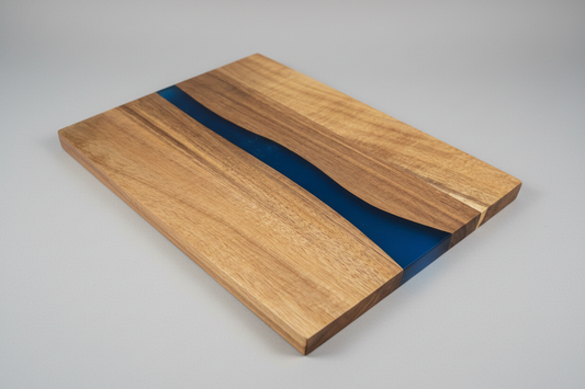 Optimiertes Servierbrett River Table Akazienholz mit blauem Epoxidharz