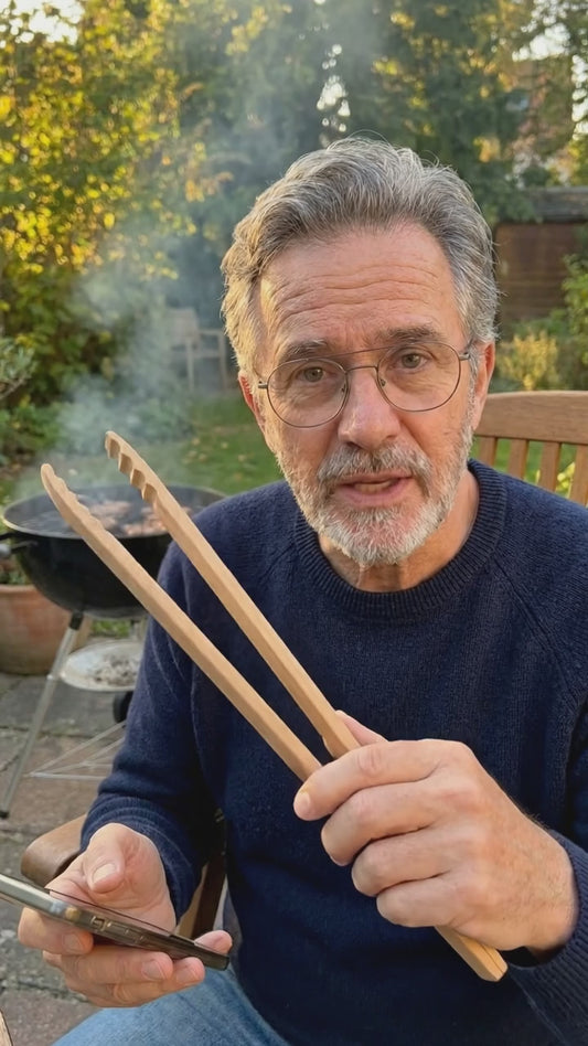 Hochwertige Grillzange / Würstchenzange aus Buchen Holz - 39 cm
